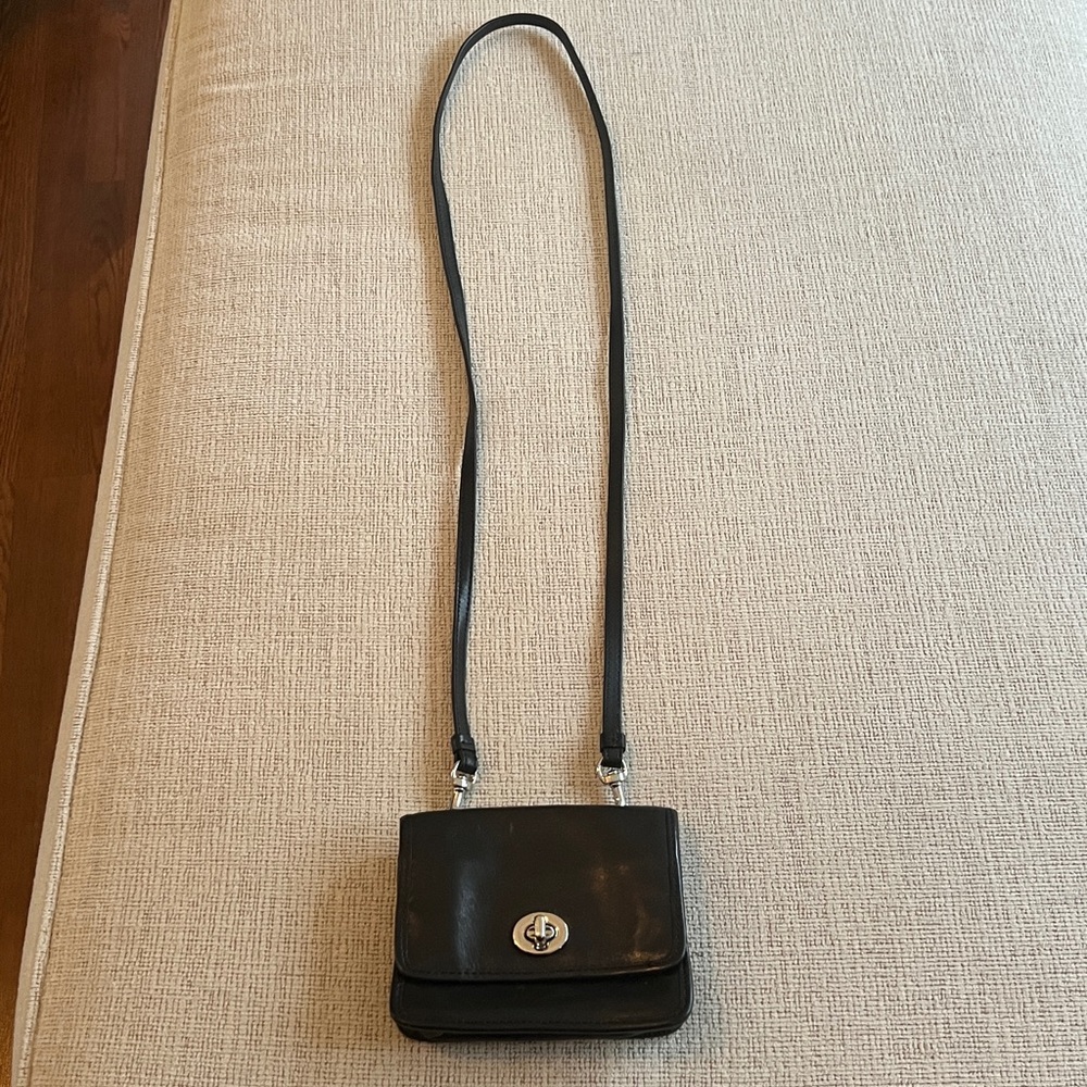 Coach Classic Turn lock Small Crossbody Handbag in Black Leather - Picture 2 of 14